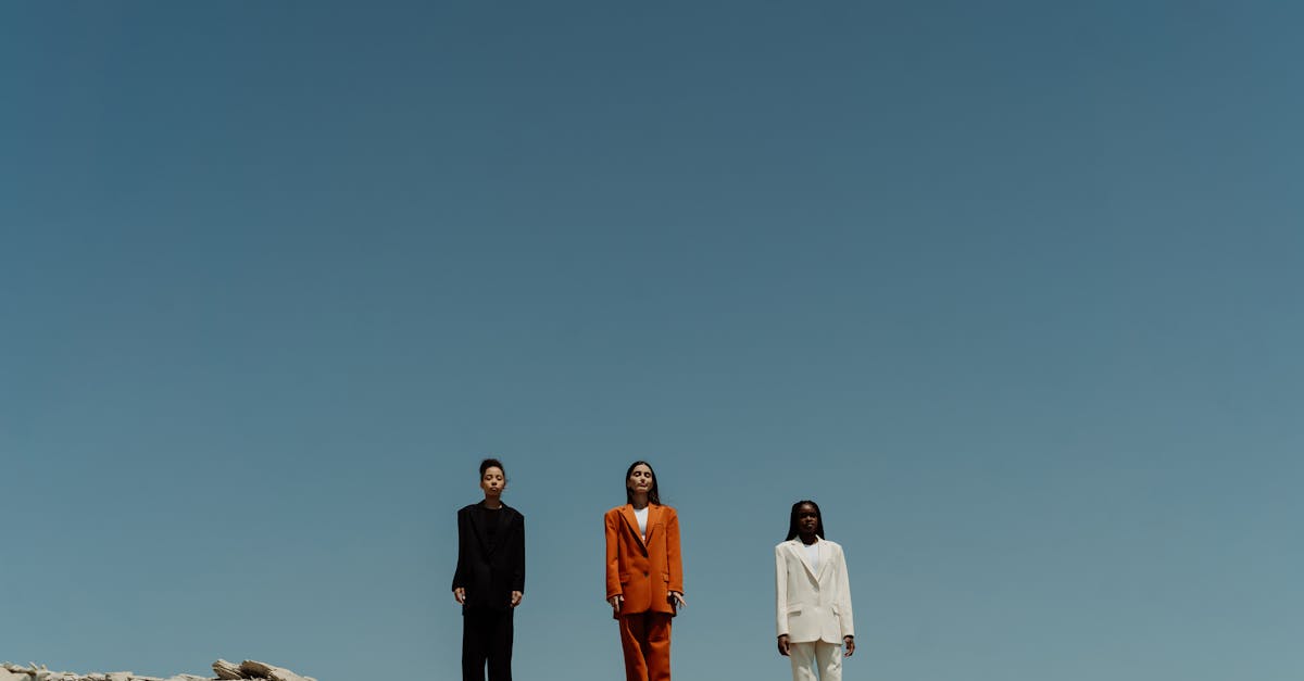 découvrez des tenues audacieuses qui osent attirer l'attention. que vous soyez à la recherche de styles éclatants ou de combinaisons innovantes, inspirez-vous de notre sélection de vêtements audacieux pour exprimer votre personnalité avec confiance.