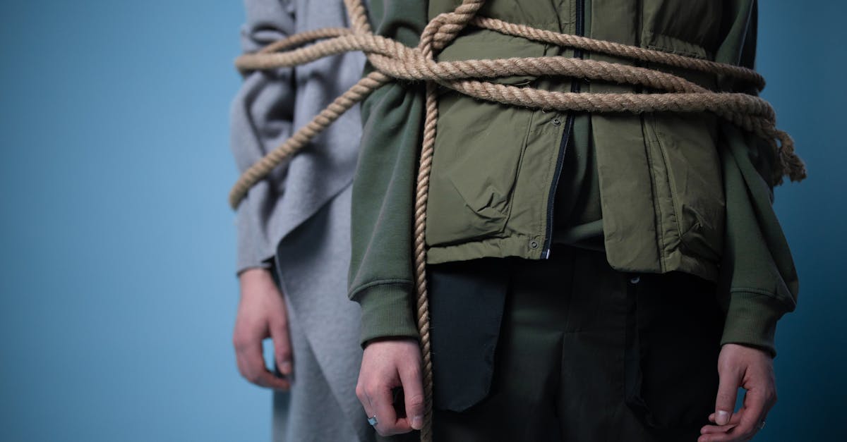 découvrez le monde du bondage, une pratique sexuelle explorant les limites du plaisir et de la confiance. apprenez les techniques, les consentements et les conseils pour une expérience sécurisée et enrichissante dans cet univers fascinant.
