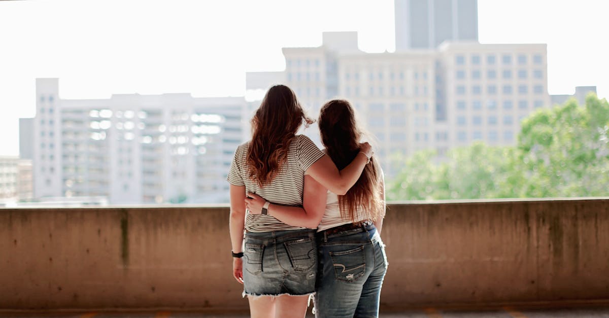 découvrez les clés pour maintenir une relation à distance épanouissante. explorez des conseils pratiques, des astuces de communication et des stratégies pour renforcer votre connexion et surmonter les défis des séparations géographiques.